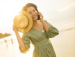 Intip Gaya Rossa Liburan di Pantai, Penampilan Bak ABG Jadi Sorotan