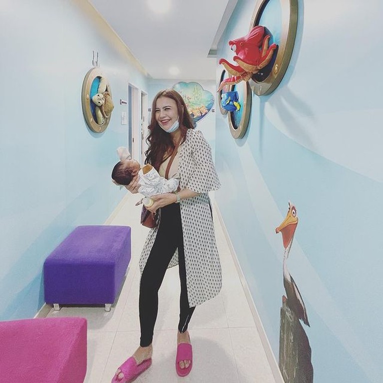 Penampilan Tubuh Langsing Ratu Rizky Nabila Setelah sebulan pasca melahirkan Ratu Rizky Nabila kini tampil dengan tubuh langsingnya. Yuk kita intip!