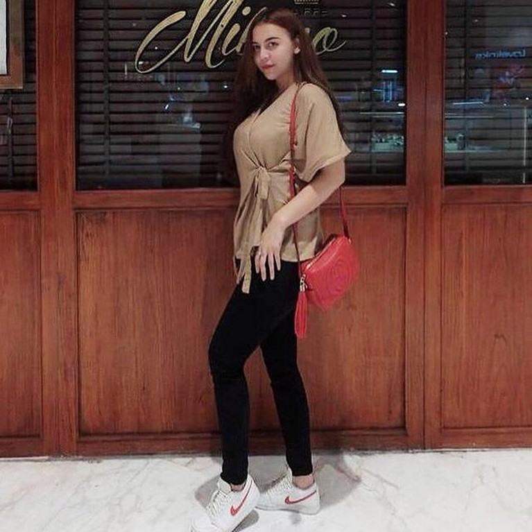 Penampilan Tubuh Langsing Ratu Rizky Nabila Setelah sebulan pasca melahirkan Ratu Rizky Nabila kini tampil dengan tubuh langsingnya. Yuk kita intip!