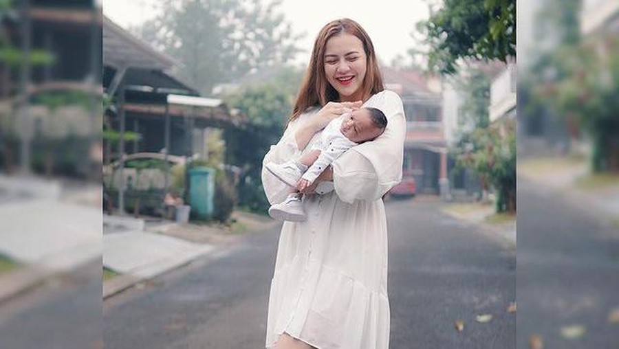 Setelah sebulan pasca melahirkan Ratu Rizky Nabila kini tampil dengan tubuh langsingnya. Yuk kita intip!