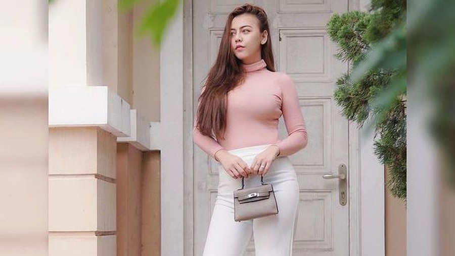 Setelah sebulan pasca melahirkan Ratu Rizky Nabila kini tampil dengan tubuh langsingnya. Yuk kita intip!