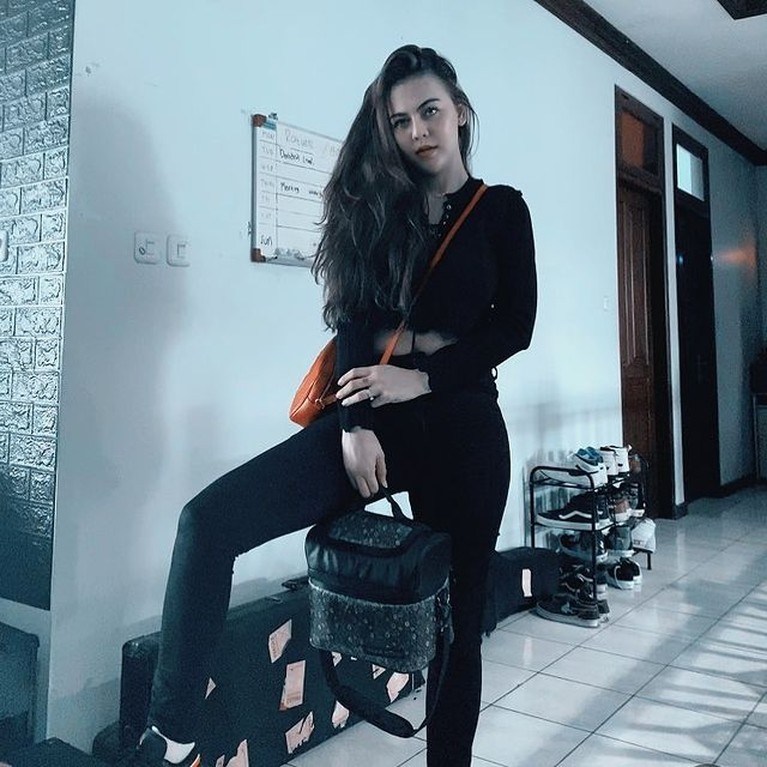 Penampilan Tubuh Langsing Ratu Rizky Nabila Setelah sebulan pasca melahirkan Ratu Rizky Nabila kini tampil dengan tubuh langsingnya. Yuk kita intip!