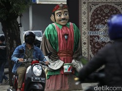 AHY Tunjuk Ketua Demokrat DKI Jadi Bapak Angkat Perajin Ondel-ondel