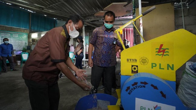PLN menghadirkan solusi energi hijau lewat pengolahan sampah biomassa menjadi pelet yang digunakan untuk memasak sehingga bisa menghemat pengeluaran warga Ende.