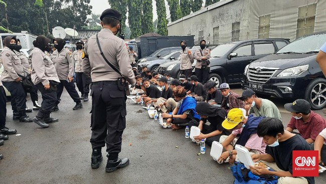 Sebanyak 26 anak datang dari Banten ditangkap polisi di sekitar PN Jakarta Timur. Mereka mengaku datang untuk menonton sidang vonis Rizieq.