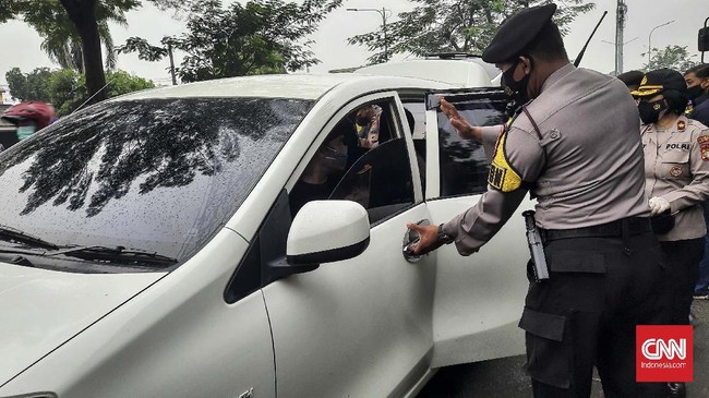 Pendukung Rizieq Shihab yang akan menghadiri sidang di PN Jakarta Timur diadang polisi, sejumah orang diamankan.