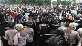 Massa Rizieq Shihab Ceburkan Kendaraan Aparat ke Sungai