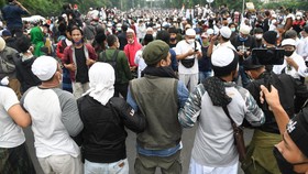 Massa Rizieq Shihab Bubarkan Diri Usai Pembacaan Vonis