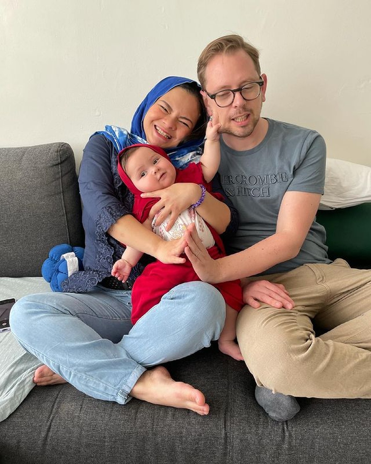 Kehidupan pernikahan bintang FTV Nanda Gita dan suami bulenya di Belanda tampak harmonis&period; Yuk kita intip potretnya&excl;