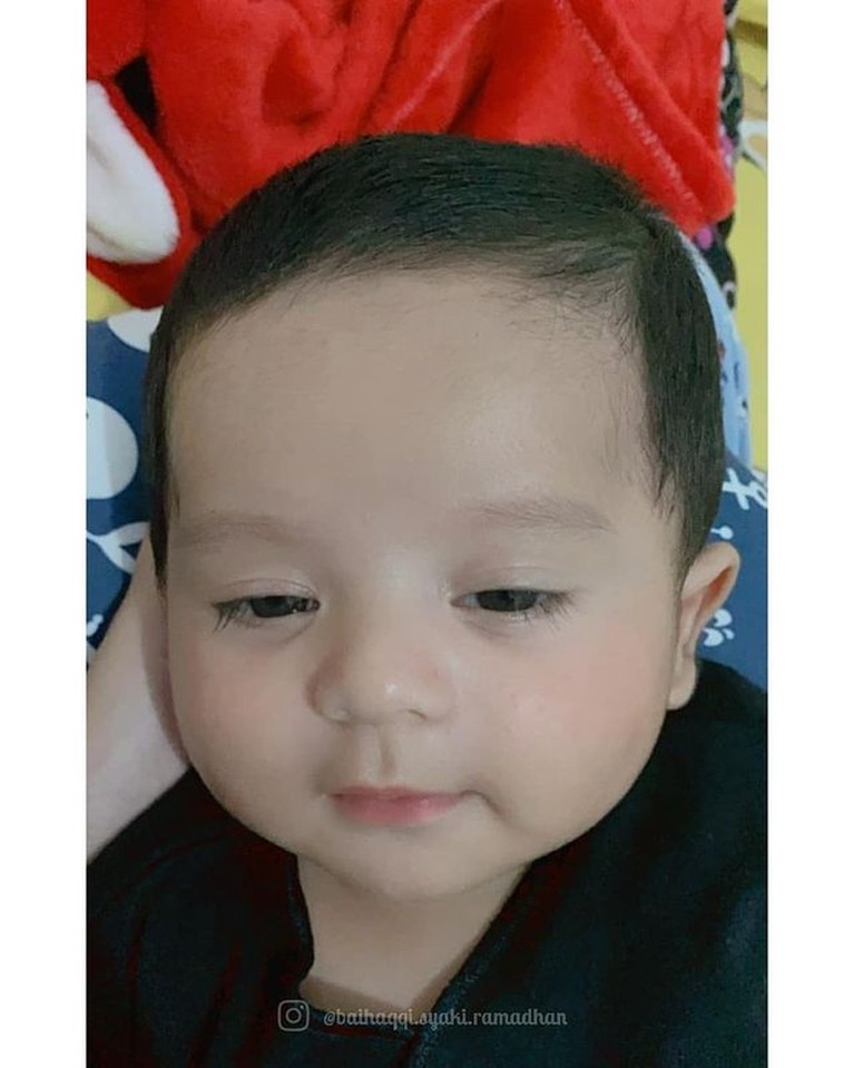Baby Syaki putra Nadya Mustika dan Rizky DA sering menjadi sorotan karena ketampanannya. Yuk kita intip potretnya!