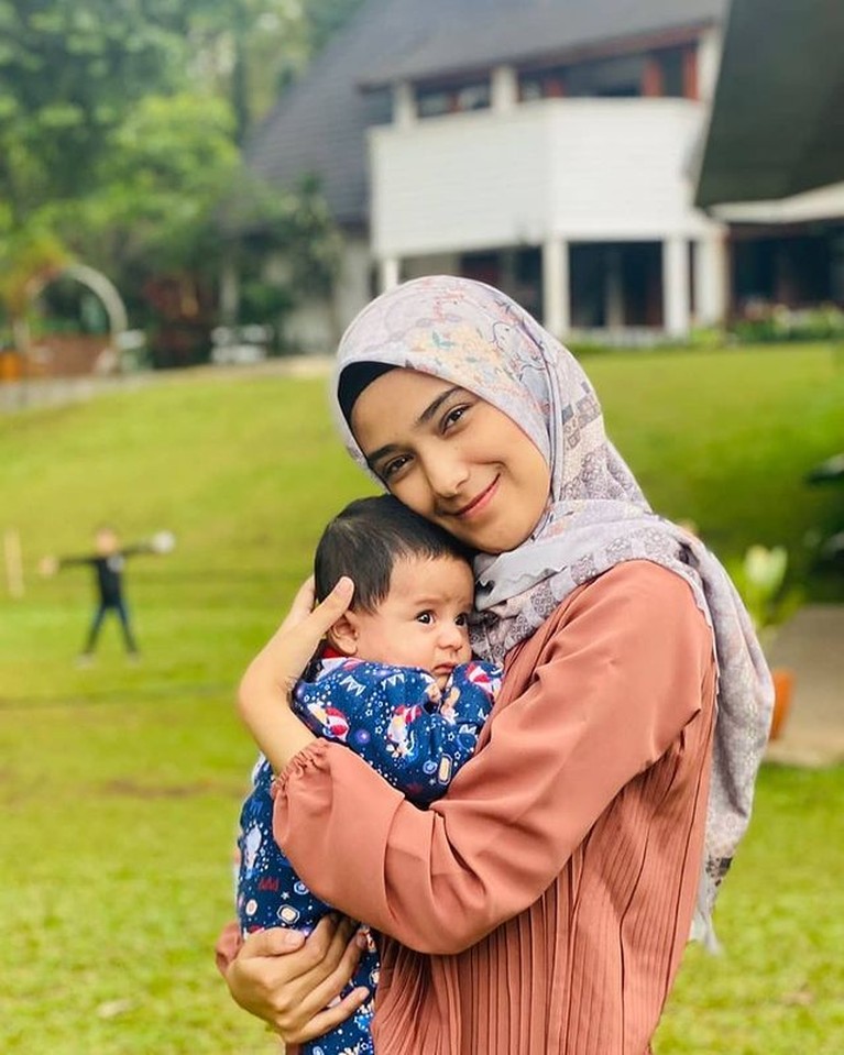 Potret Ketampanan Baby Syaki yang Curi Perhatian Baby Syaki putra Nadya Mustika dan Rizky DA sering menjadi sorotan karena ketampanannya. Yuk kita intip potretnya!