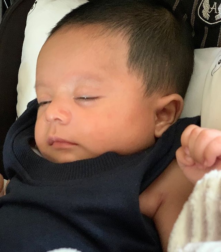 Baby Syaki putra Nadya Mustika dan Rizky DA sering menjadi sorotan karena ketampanannya. Yuk kita intip potretnya!