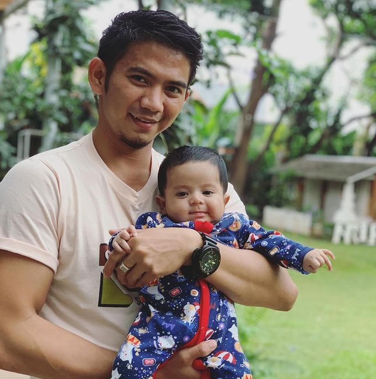 Baby Syaki putra Nadya Mustika dan Rizky DA sering menjadi sorotan karena ketampanannya&period; Yuk kita intip potretnya&excl;
