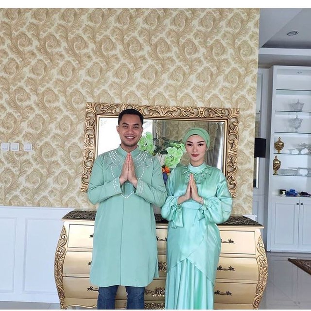 Zaskia Gotik tinggal di rumah mewah bersama sang suami yang merupakan seorang pengusaha batubara Kaltim&period; Yuk intip potret rumah mereka&excl;