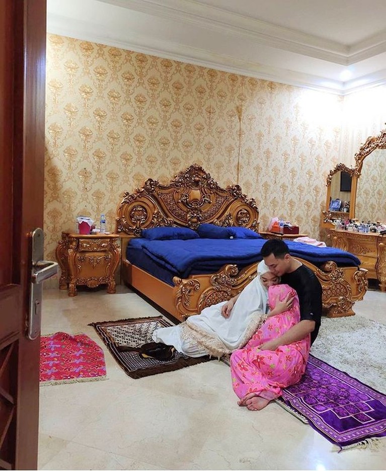 Zaskia Gotik tinggal di rumah mewah bersama sang suami yang merupakan seorang pengusaha batubara Kaltim. Yuk intip potret rumah mereka!