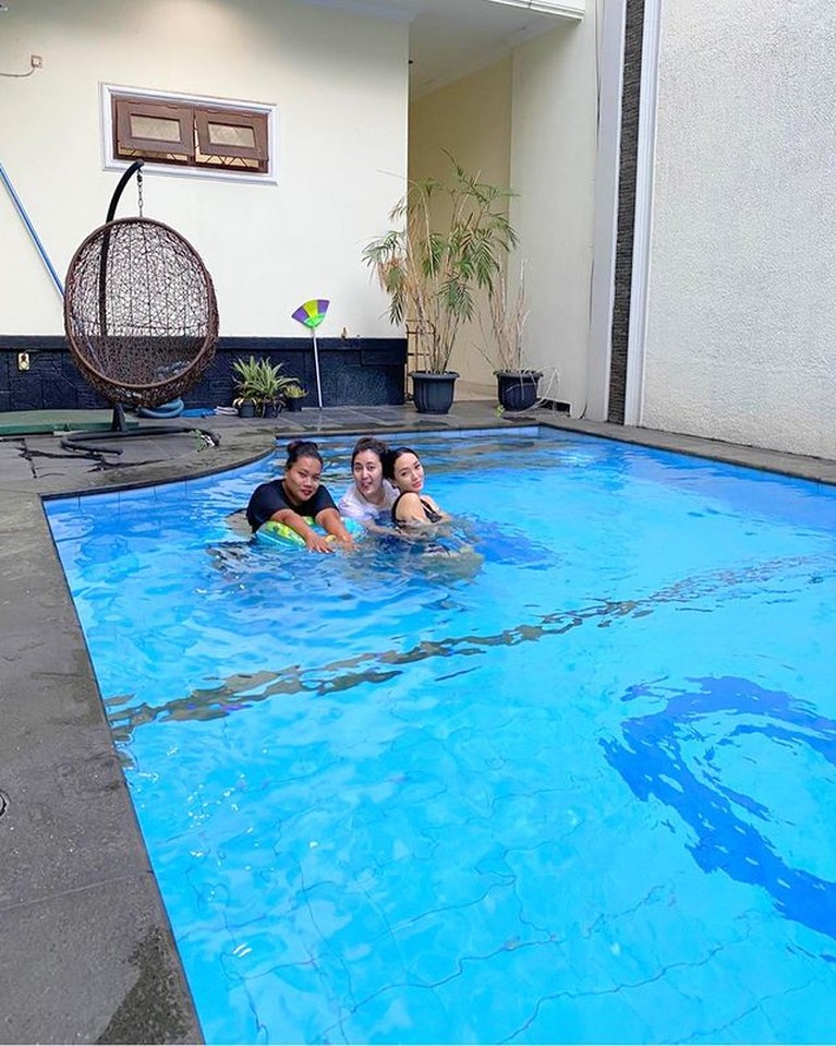 Potret Rumah Mewah Zaskia Gotik Zaskia Gotik tinggal di rumah mewah bersama sang suami yang merupakan seorang pengusaha batubara Kaltim. Yuk intip potret rumah mereka!