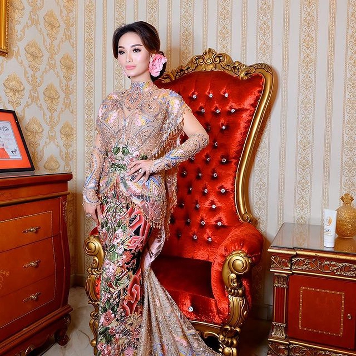 Zaskia Gotik tinggal di rumah mewah bersama sang suami yang merupakan seorang pengusaha batubara Kaltim&period; Yuk intip potret rumah mereka&excl;