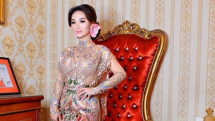Zaskia Gotik tinggal di rumah mewah bersama sang suami yang merupakan seorang pengusaha batubara Kaltim. Yuk intip potret rumah mereka!