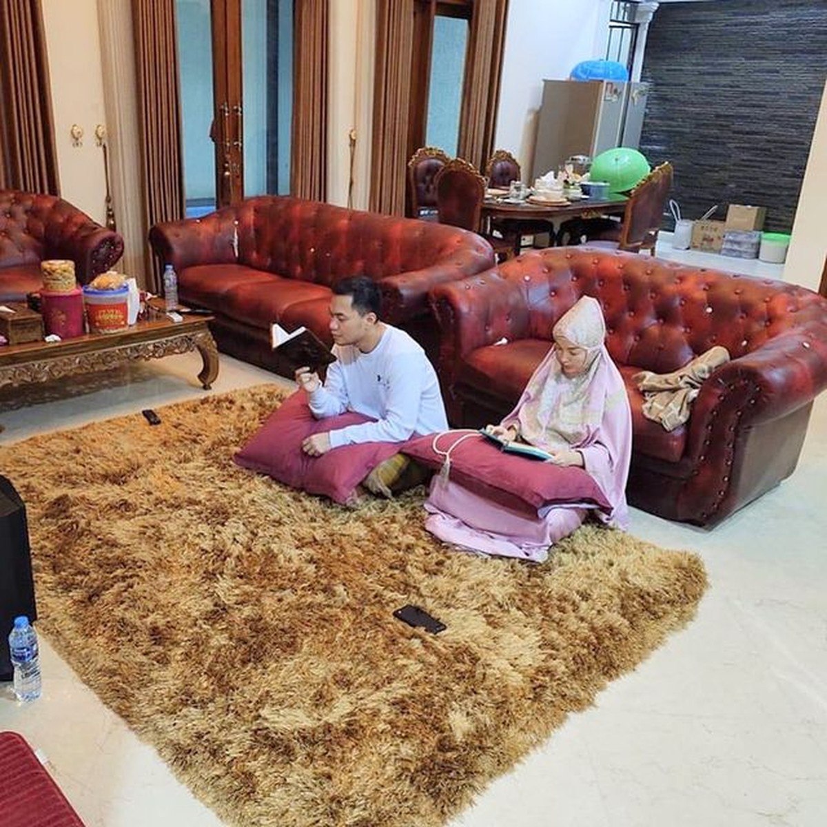 Zaskia Gotik tinggal di rumah mewah bersama sang suami yang merupakan seorang pengusaha batubara Kaltim&period; Yuk intip potret rumah mereka&excl;