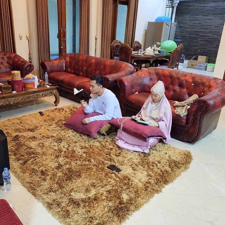 Potret Rumah Mewah Zaskia Gotik Zaskia Gotik tinggal di rumah mewah bersama sang suami yang merupakan seorang pengusaha batubara Kaltim. Yuk intip potret rumah mereka!