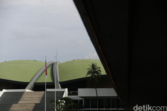 Tak seperti biasanya, gedung DPR RI terlihat sepi. Usai belasan anggota dewan terpapar COVID-19 dalam waktu yang cukup bersamaan, gedung itu di disinfeksi dan disterilkan.