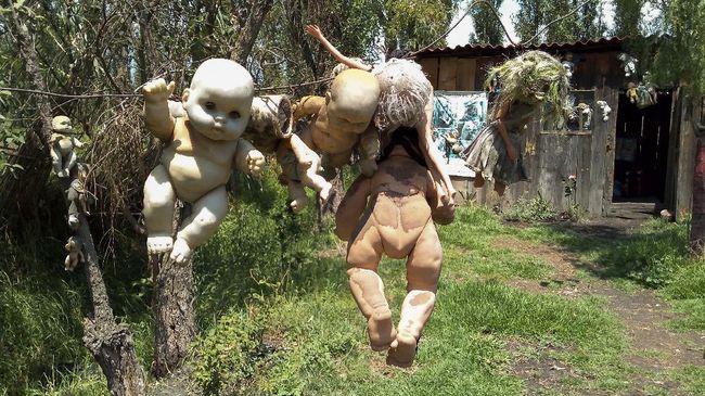 Di tengah kanal-kanal Xochimilco, Meksiko, terdapat salah satu destinasi wisata teraneh di dunia, La Isla de las Muñecas atau Pulau Boneka.