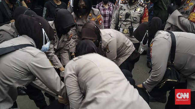 Puluhan simpatisan Rizieq Shihab diangkut polisi ke dalam mobil Korps Brimob. Mereka sempat menolak, bahkan ada yang mengaku pengacara. Selawat pun berkumandang