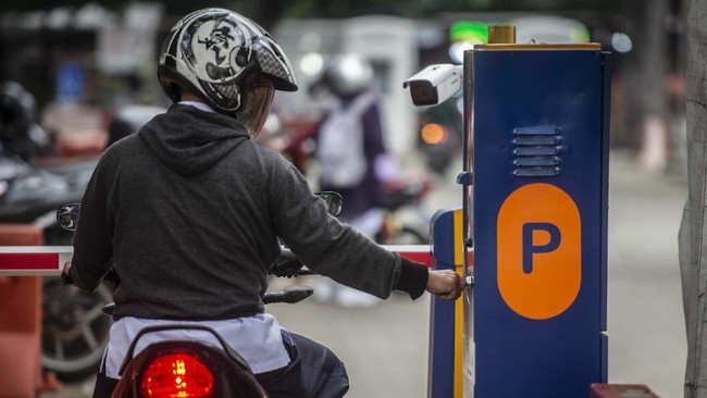 Pedagang pasar berencana menggratiskan tarif parkir bagi pengunjung. Hal ini mereka lakukan untuk mendongkrak kembali daya beli masyarakat.