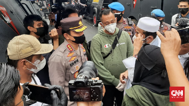 Negosiasi antara polisi dengan massa pendukung Rizieq Shihab di PN Jakarta Timur gagal. Polisi tetap tak mengizinkan massa memasuki arena sidang.
