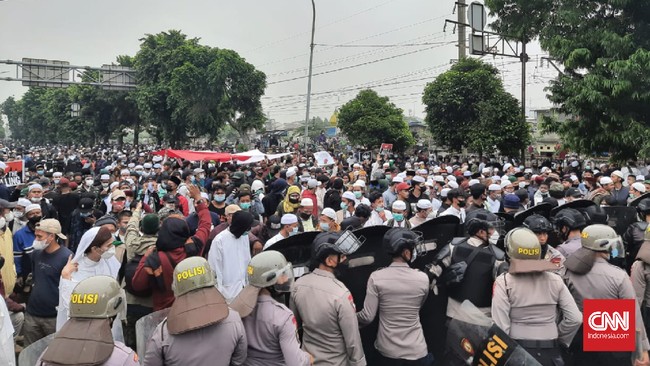 Polisi menyatakan empat orang simpatisan Rizieq Shihab reaktif COvid-19. Mereka dites antigen di Polres Jakarta Timur usai ditangkap polisi.