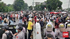 Terkepung Massa Rizieq, Polisi Mundur ke Fly Over Cakung