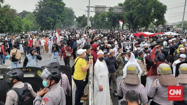 Polisi menarik mundur pasukan dan sejumlah kendaraan lapis baja ke Fly Over Cakung karena massa pendukung Rizieq mengepung polisi.