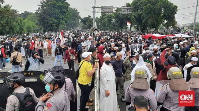 Terkepung Massa Rizieq, Polisi Mundur ke Fly Over Cakung Polisi menarik mundur pasukan dan sejumlah kendaraan lapis baja ke Fly Over Cakung karena massa pendukung Rizieq mengepung polisi.