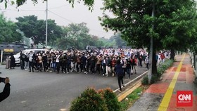 Pendukung Rizieq dan Polisi Bentrok di Luar Arena Sidang