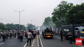 Dipukul Mundur Polisi, Massa Rizieq Lari ke Perkampungan