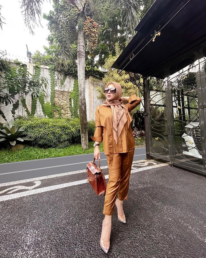 Salah satu alasan Syahrini berhijab adalah sebagai ungkapan rasa syukurnya kepada Allah SWT, atas segala nikmat yang sudah diberikan pada hidupnya. Di sini, ia tampil memukau dengan outfit serba coklat, dengan tas dan kacamata. (Foto: instagram.com/princessyahrini)