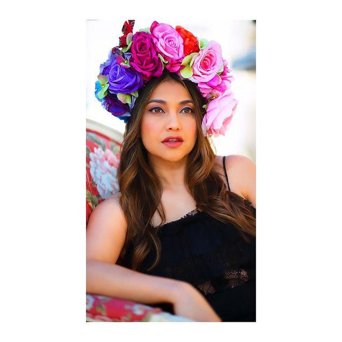 Sarah Azhari kini jarang tampil di layar kaca&comma; namun sosoknya masih menjadi perbincangan publik&period; Yuk kita intip pesonanya&excl;