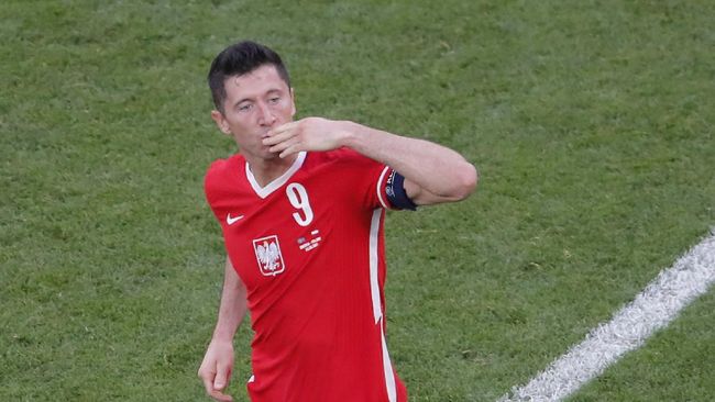 Lewandowski, Pemain Terbaik Dunia yang Jeblok di Euro 2020 Striker Robert Lewandowski gagal membawa prestasi di level klub bersama timnas Polandia di Euro 2020 (Euro 2021).