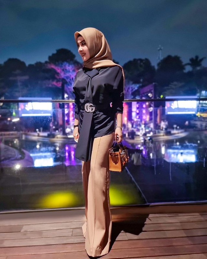 Syahrini mengaku dirinya sekarang lebih memikirkan akhirat dan mengurangi kegiatannya di atas panggung. Menggunakan blouse hitam, belt, dan dengan hijab diikat rapi ke belakang, ia tampak elegan. (Foto: instagram.com/princessyahrini)