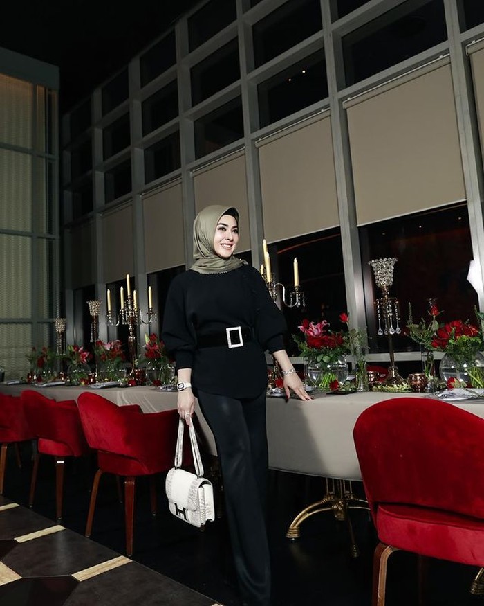 Syahrini terlihat hadir dalam pembukaan salah satu restoran milik suaminya, Reino Barack, di Jakarta. Menggunakan outfit serba hitam, Syahrini terlihat begitu cetar. Setuju, Ladies? (Foto: instagram.com/princessyahrini)