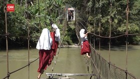VIDEO: Pelajar Bertaruh Nyawa Bergantung di Tali Jembatan