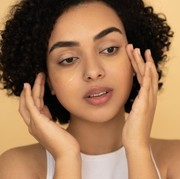 Tips Kontrol Minyak dan Jerawat di Area T-Zone Wajah, Muka Gak Becek Lagi!