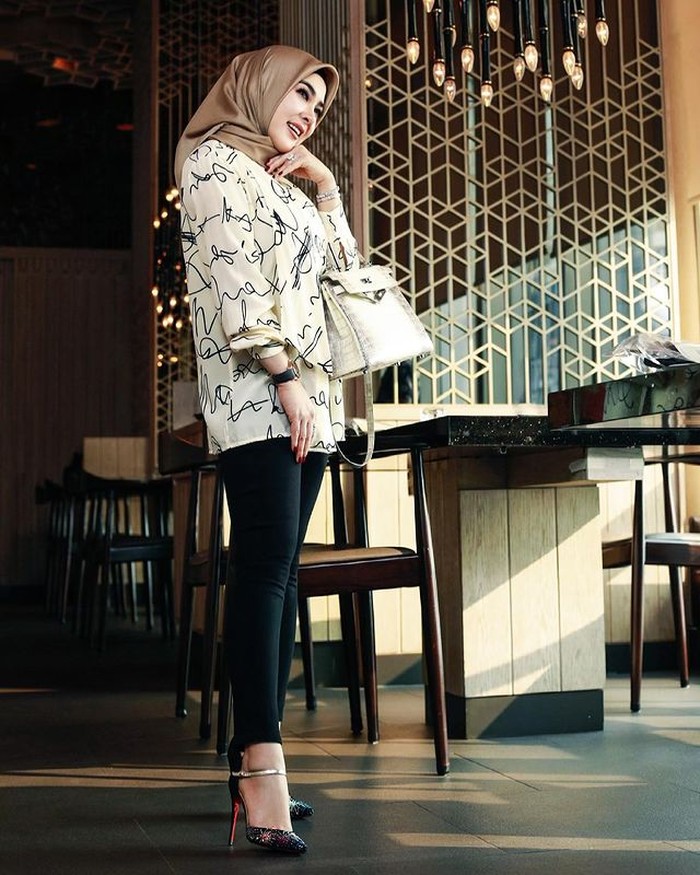 Wanita yang bernama lengkap Syahrini Fatima Zaelani ini, terlihat casual dengan kemeja dan skinny pants berwarna hitam. Tidak lupa, dia selalu menggunakan tas branded berwarna senada dengan outfit.(Foto: instagram.com/princessyahrini)