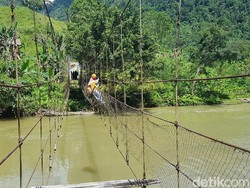 Cerita Warga Mamasa Terpaksa Lintasi Jembatan Gantung Rusak, Ada yang Jatuh
