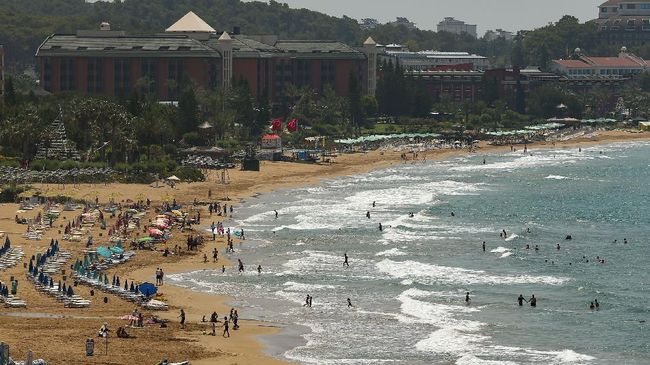 Antalya, destinasi wisata pesisir yang sebelum pandemi ramai didatangi wisatawan Amerika dan Eropa, saat ini masih sepi akibat pembatasan perjalanan.