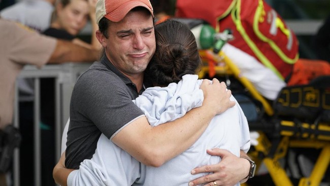 Salah satu penghuni bangunan yang ambruk di Florida, Erick de Moura selamat dari bencana usai mengikuti bujukan sang kekasih untuk bermalam di rumahnya.