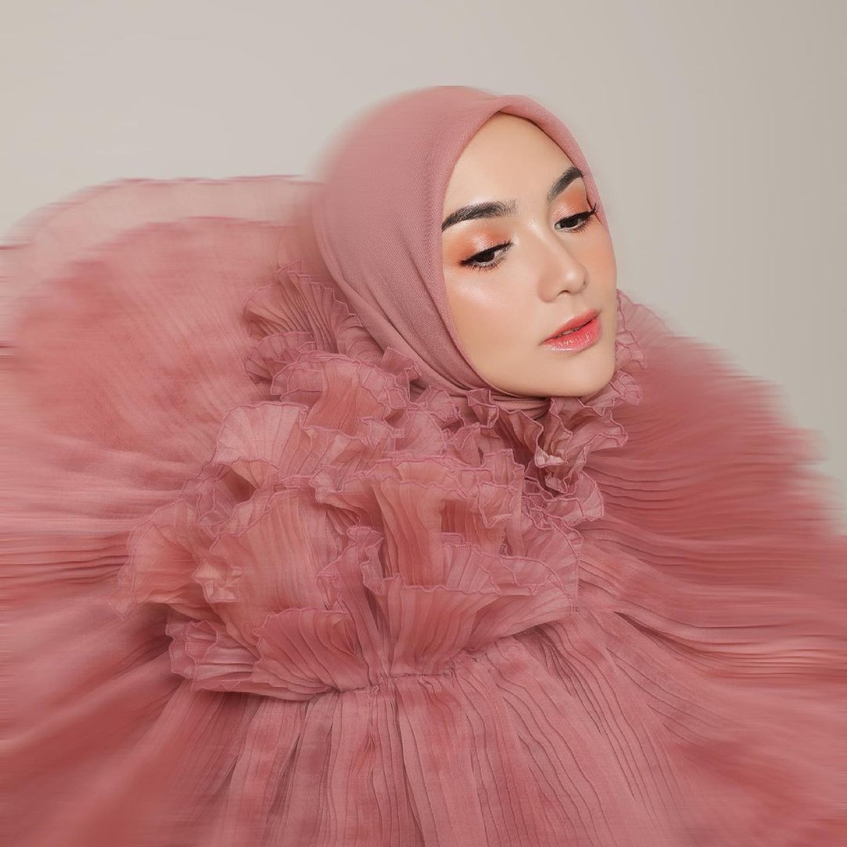 Citra Kirana masih bungkam dan memilih memposting foto cantik dirinya ditengah isu yang menerpa Rezky Aditya&period; Yuk intip foto cantiknya&excl;