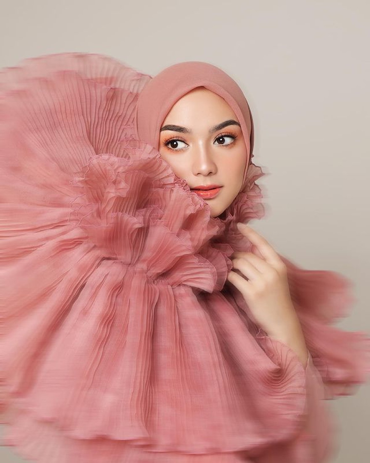 Citra Kirana masih bungkam dan memilih memposting foto cantik dirinya ditengah isu yang menerpa Rezky Aditya&period; Yuk intip foto cantiknya&excl;