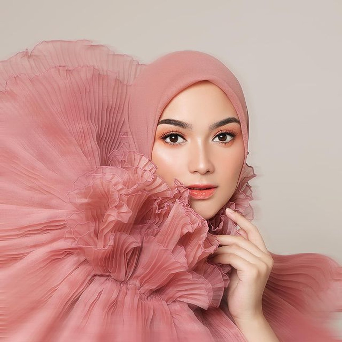 Citra Kirana masih bungkam dan memilih memposting foto cantik dirinya ditengah isu yang menerpa Rezky Aditya&period; Yuk intip foto cantiknya&excl;