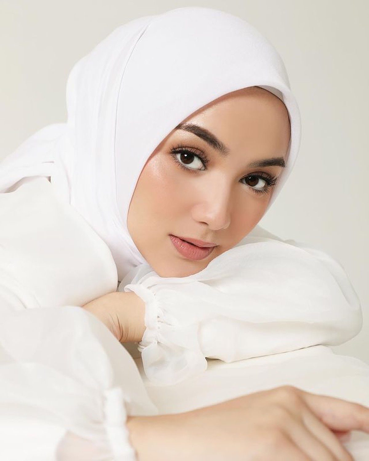 Citra Kirana masih bungkam dan memilih memposting foto cantik dirinya ditengah isu yang menerpa Rezky Aditya&period; Yuk intip foto cantiknya&excl;